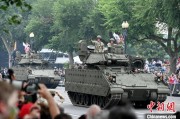 老黄历本美国纪念陆军成立250周年阅兵仪式在华盛顿举行