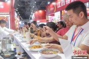 老黄历本“嗦粉”经济火热 中国多地“食力”出圈